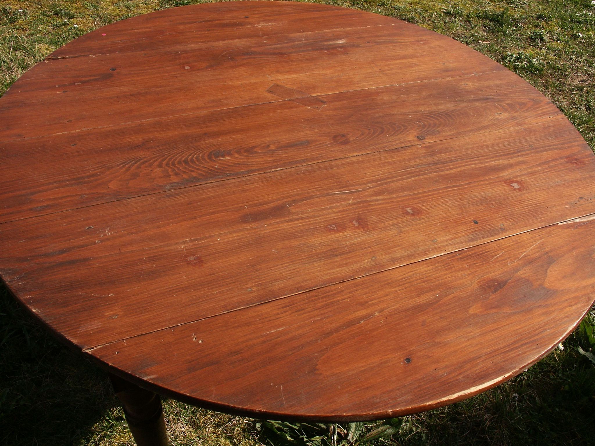 Round drop-leaf table in beech and pine