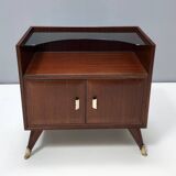 Paire de tables de chevet en noyer et cristal