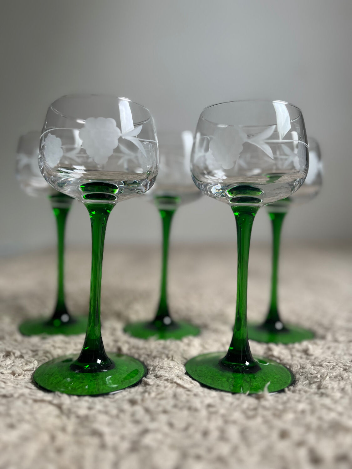 Set of 5 wine glasses with chiseled decoration