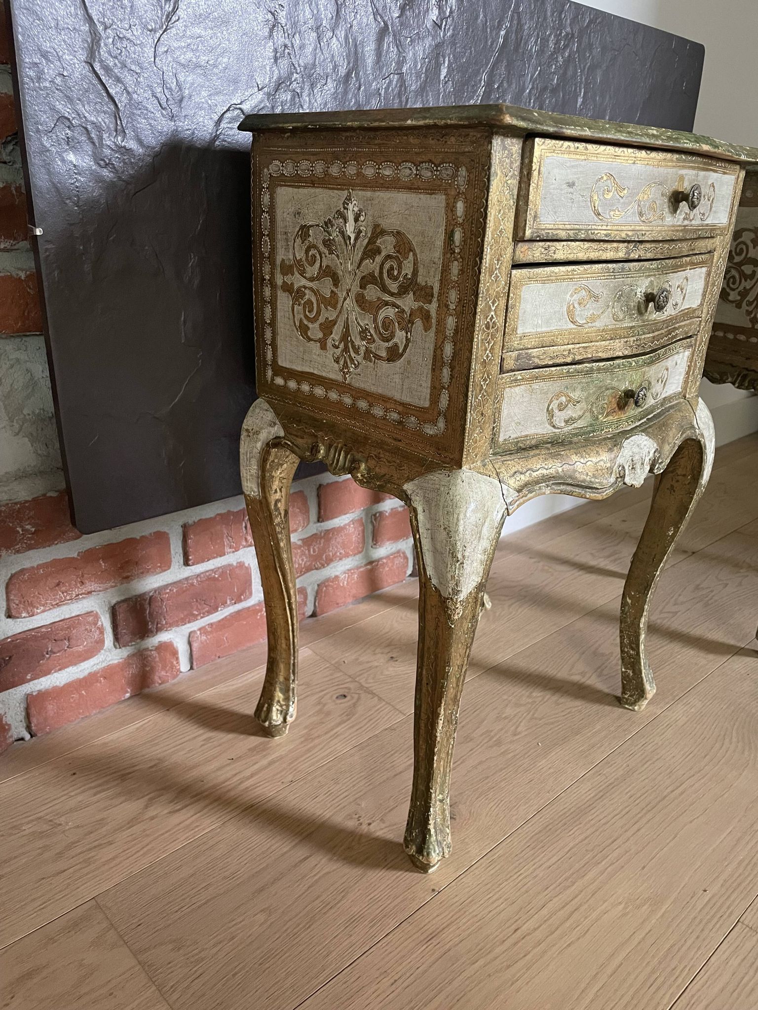 Bedside pair, 3 drawers, 1 drawer and a niche, painted golden wood, italian renaissance style