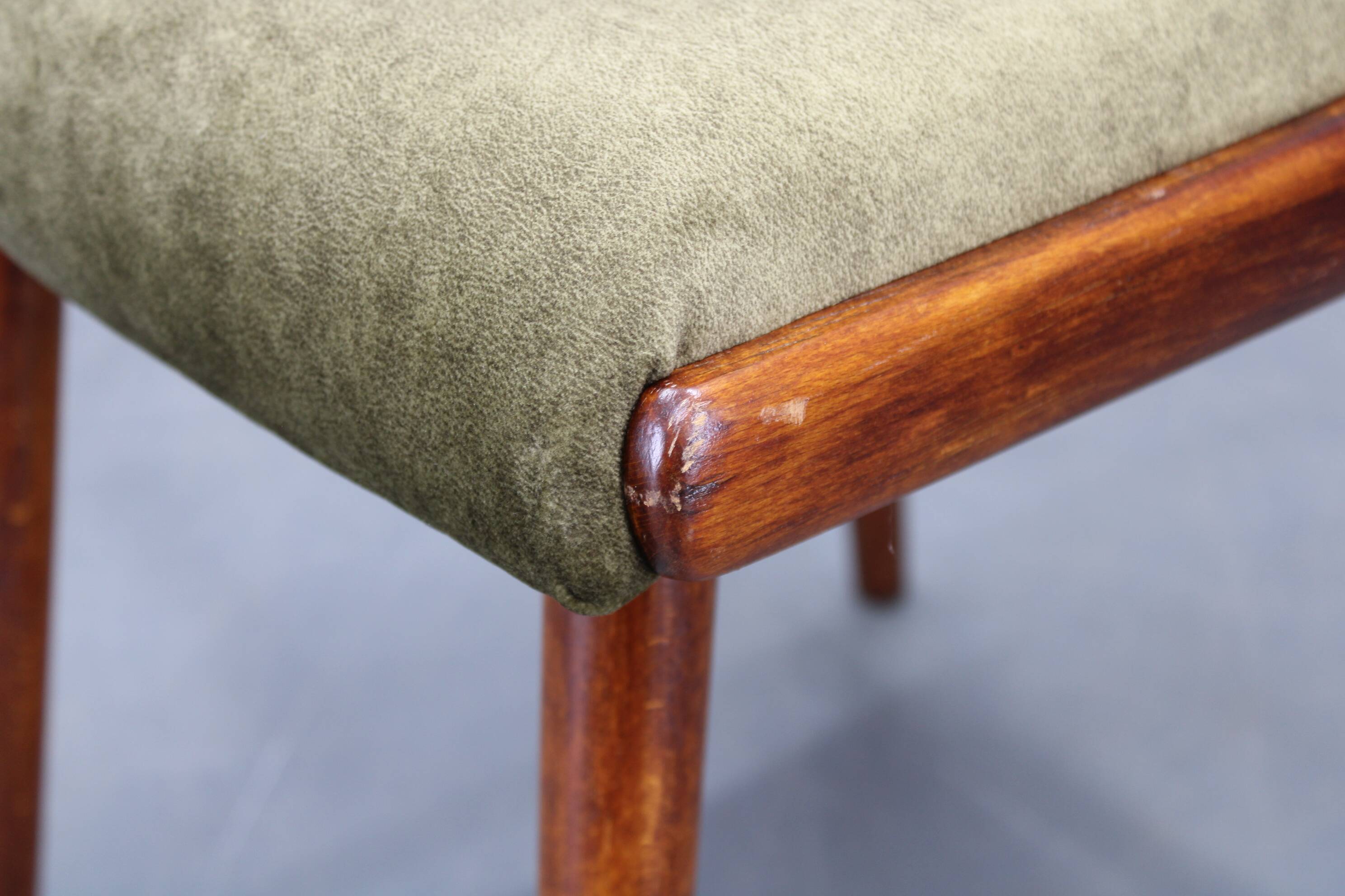 Ensemble de quatre chaises de salle à manger Šuman en hêtre, style milieu du siècle, datant des années 1960, avec revêtement restauré.