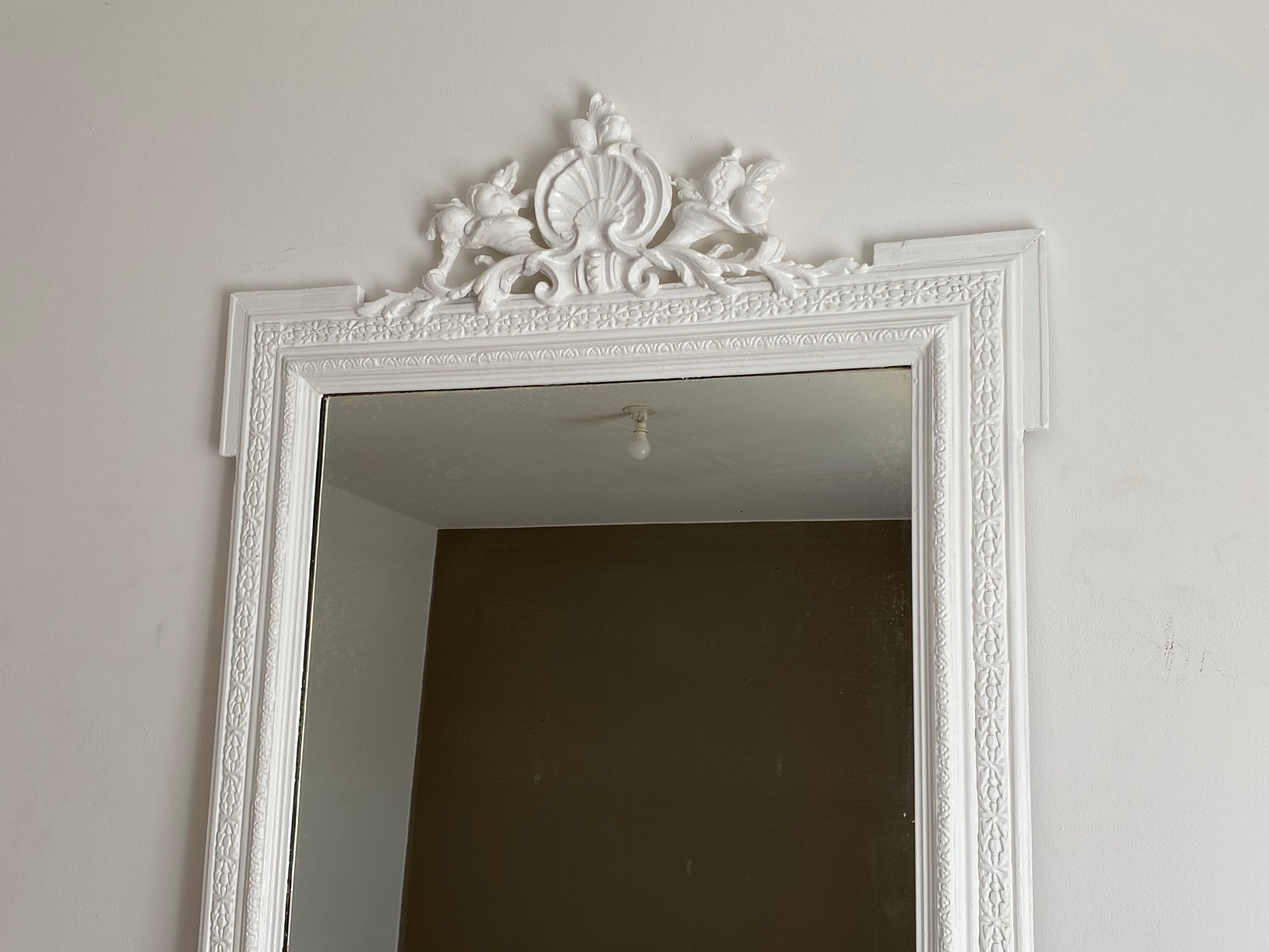 Miroir fin 19ème avec fronton décoré. 160x90.