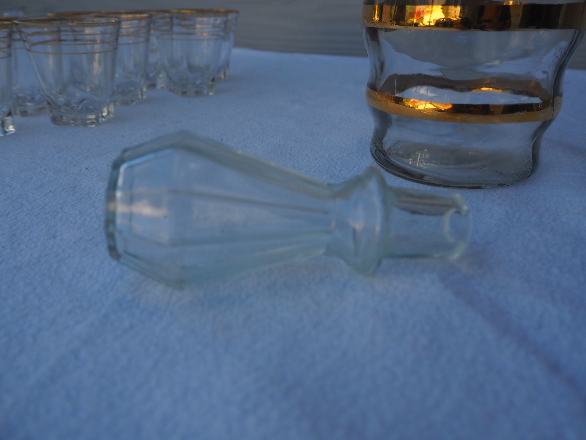 Golden liqueur service from the 1950s-1960s and its 12 glasses.