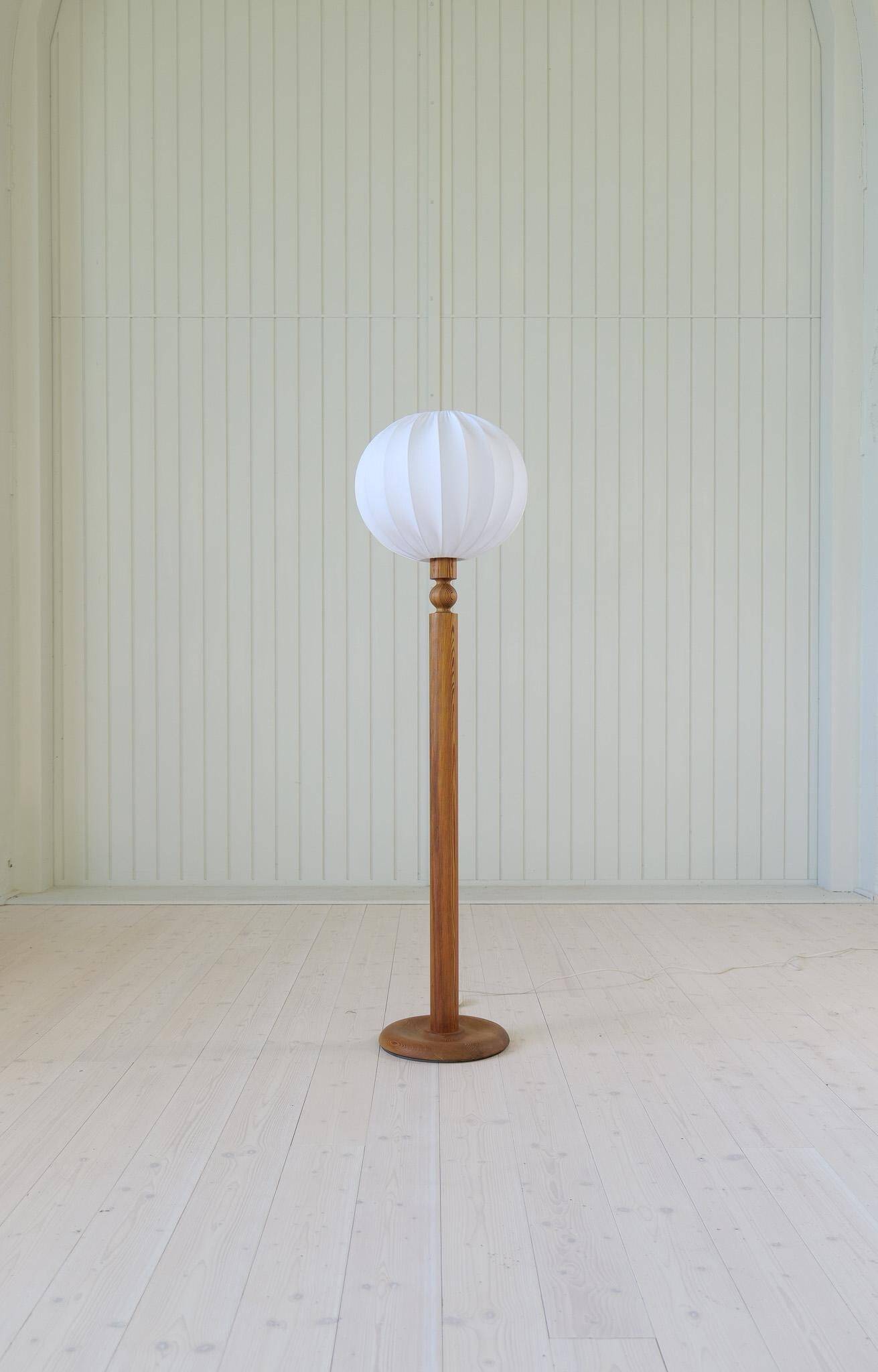 Modern sculptural Scandinavian floor lamp in pine by Uno Kristiansson, Sweden, 1970s.
