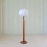 Modern sculptural Scandinavian floor lamp in pine by Uno Kristiansson, Sweden, 1970s.