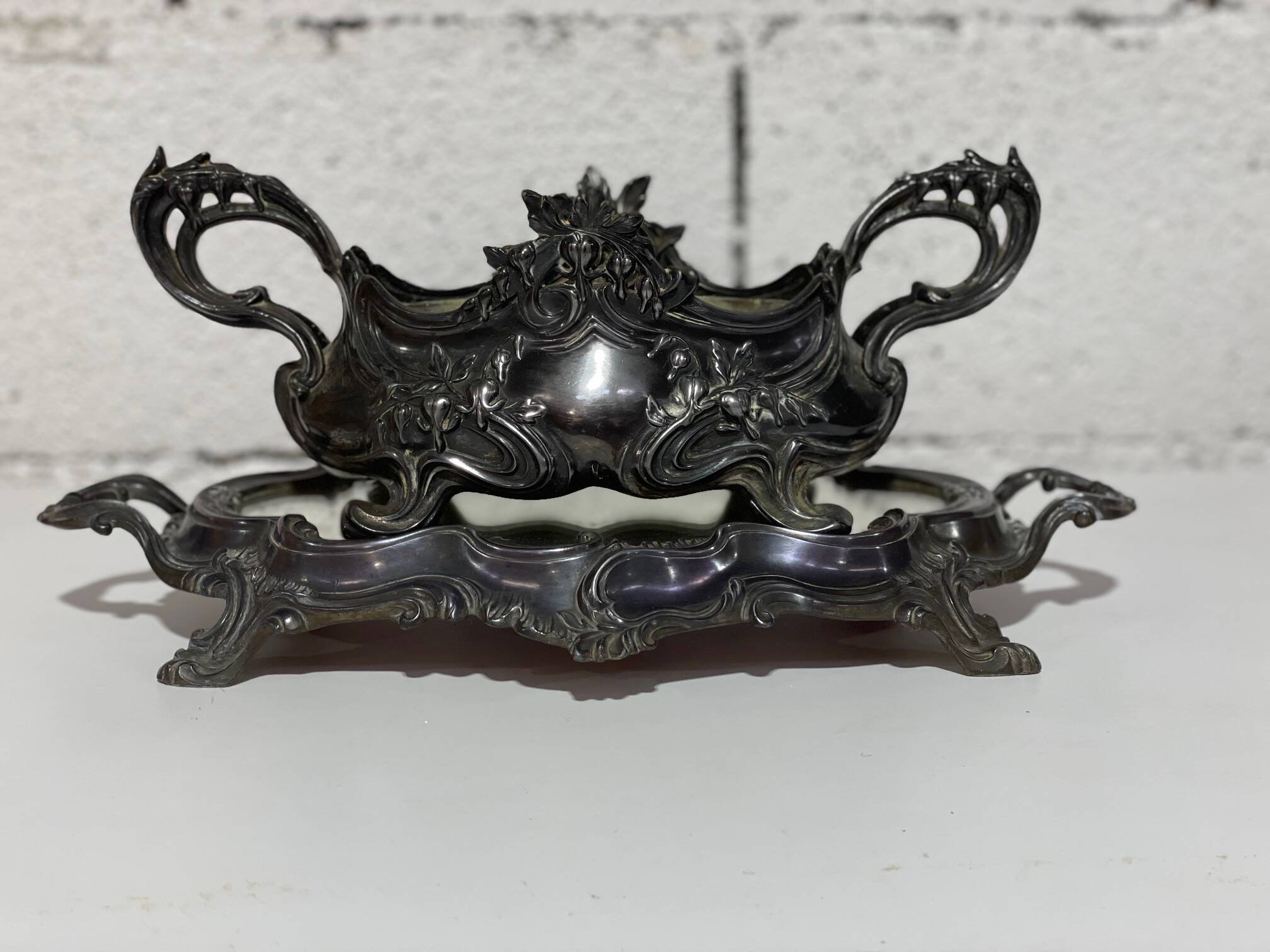 Table jardinière and its silver-plated tray in Louis XV style.