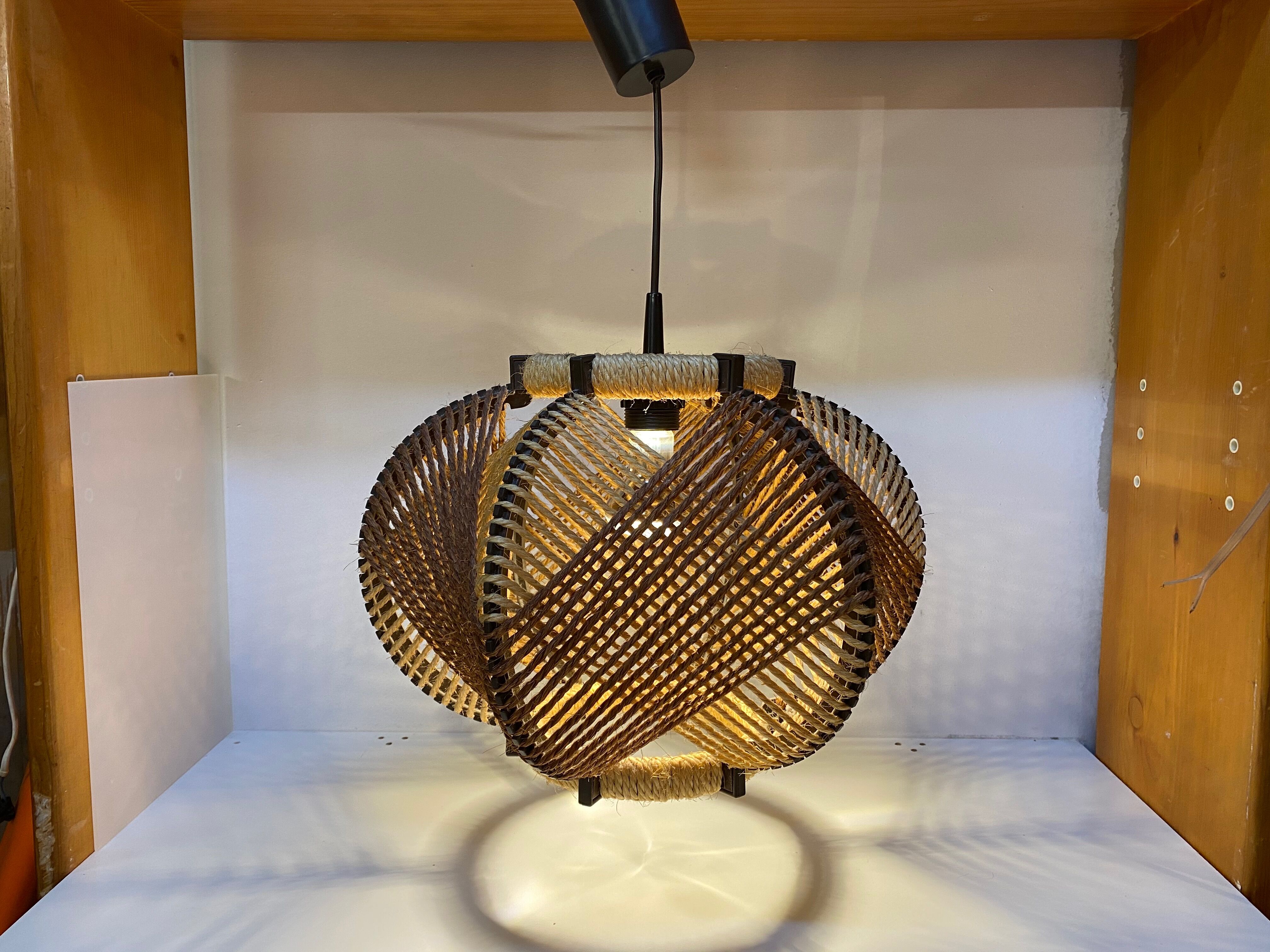 Scandinavian hanging lamp in plastic and stretched wire, 1950