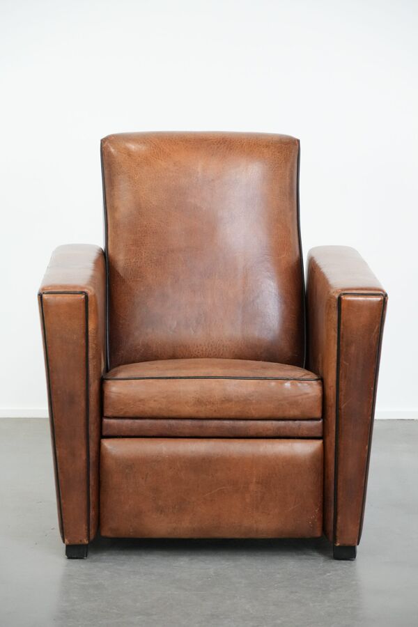 Fauteuil relax en peau de mouton confortable et ajustable avec un design épuré.