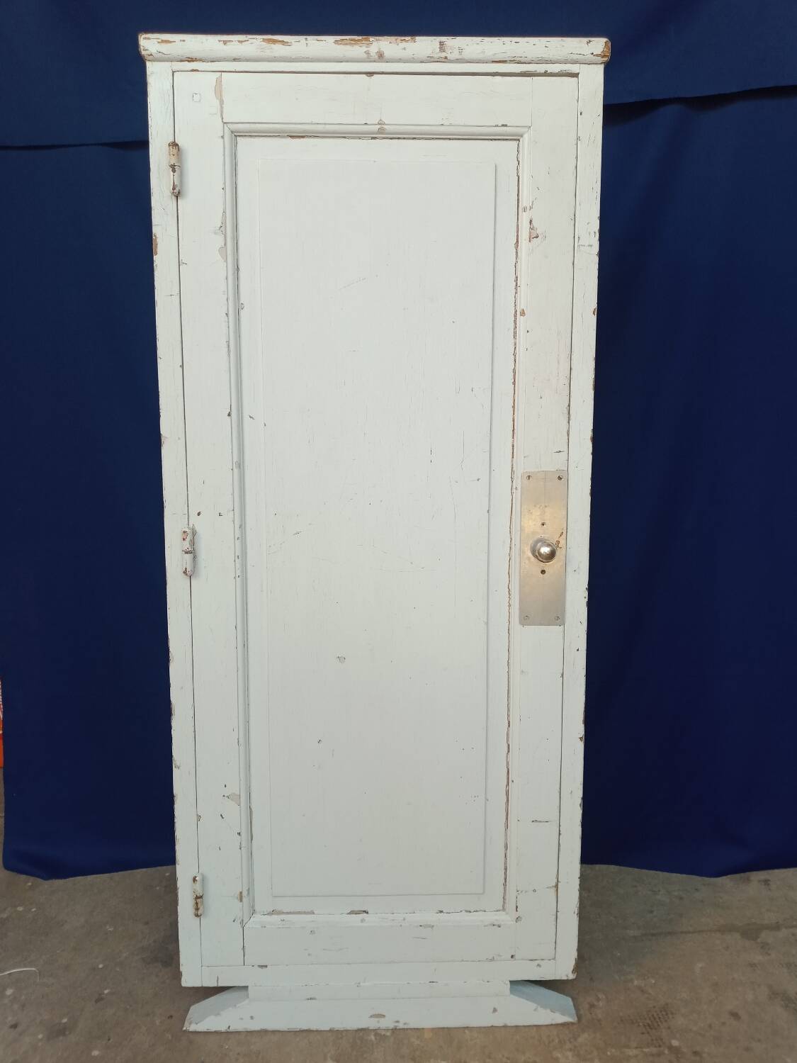 Parisian type storage unit with one door