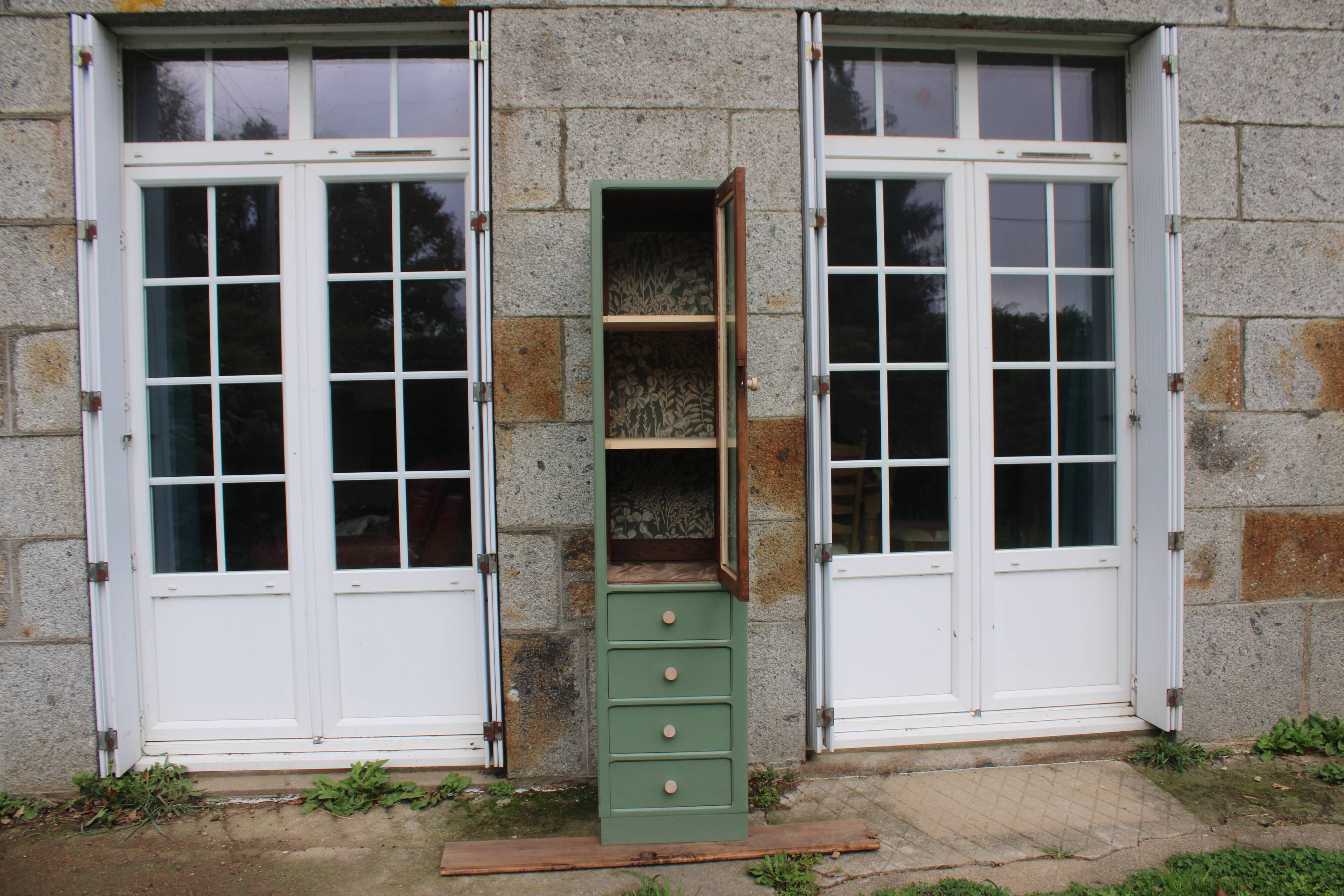 Vitrine haute vintage peinte en vert, rénovée