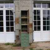 Vitrine haute vintage peinte en vert, rénovée