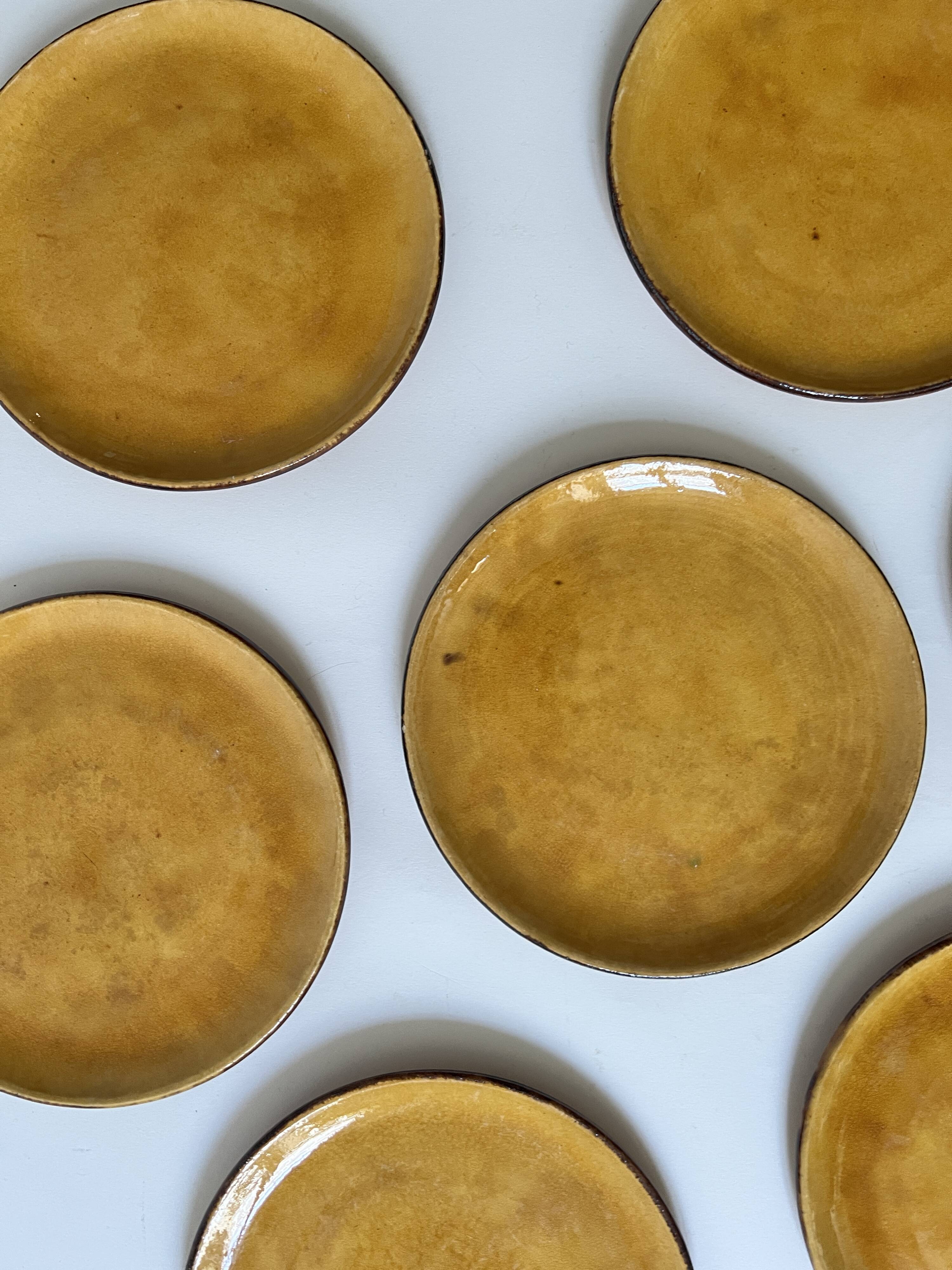 7 assiettes à dessert en céramique émaillée