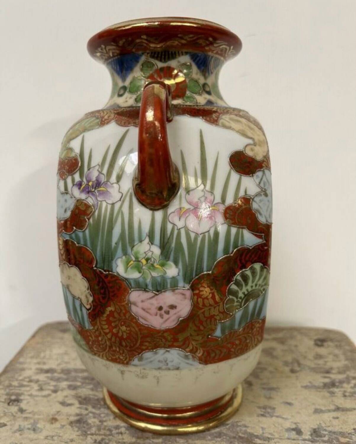 Vase japonais ancien amphore décor geisha émaillé rouge or signé