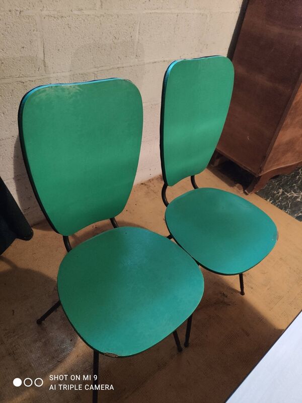 Table Formica et chaises colorées