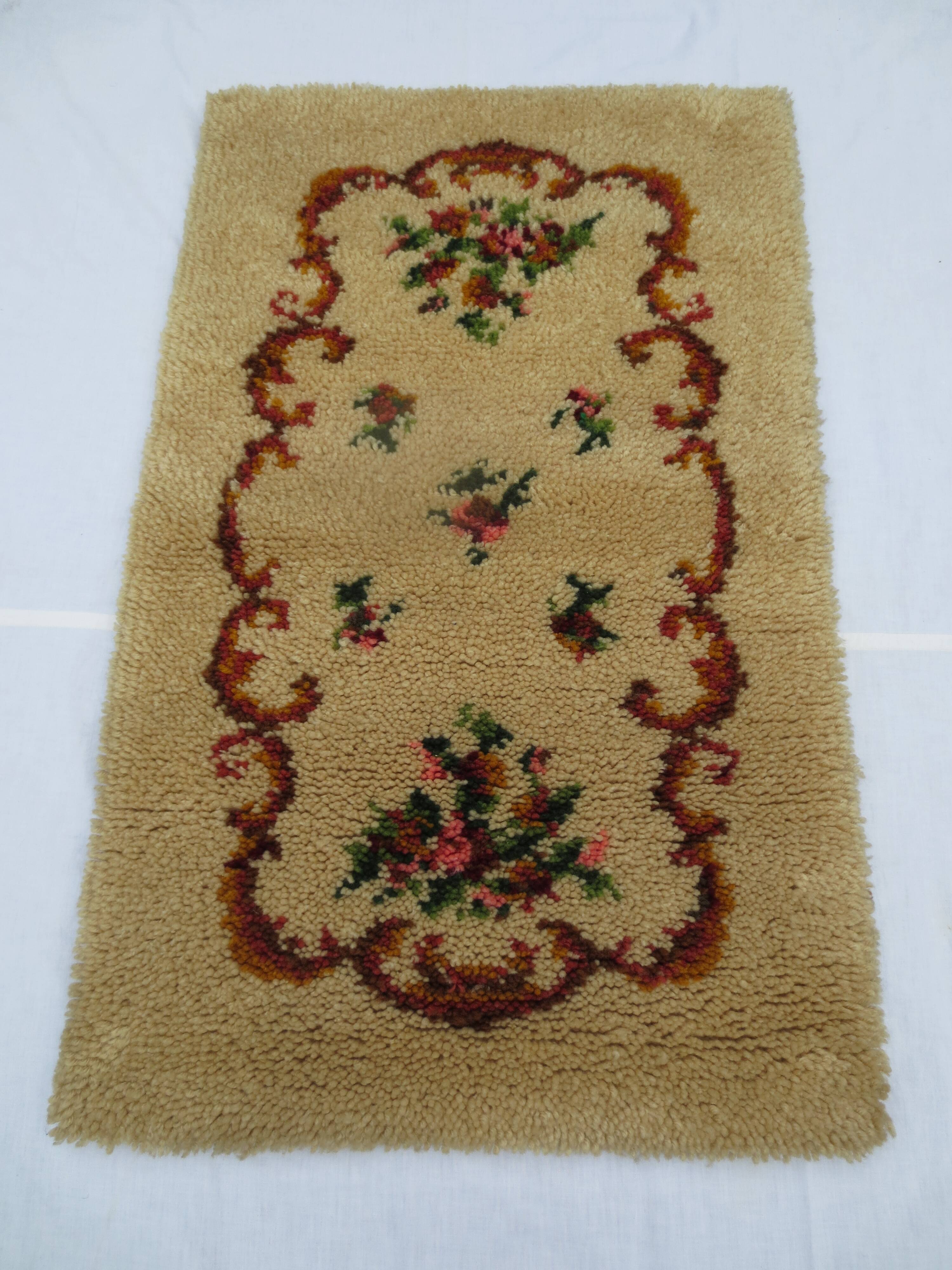 Old carpet descente bed in high wool handmade 110x70cm