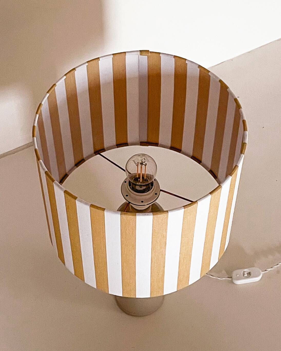 Lampe grès et abat-jour rayures jaunes