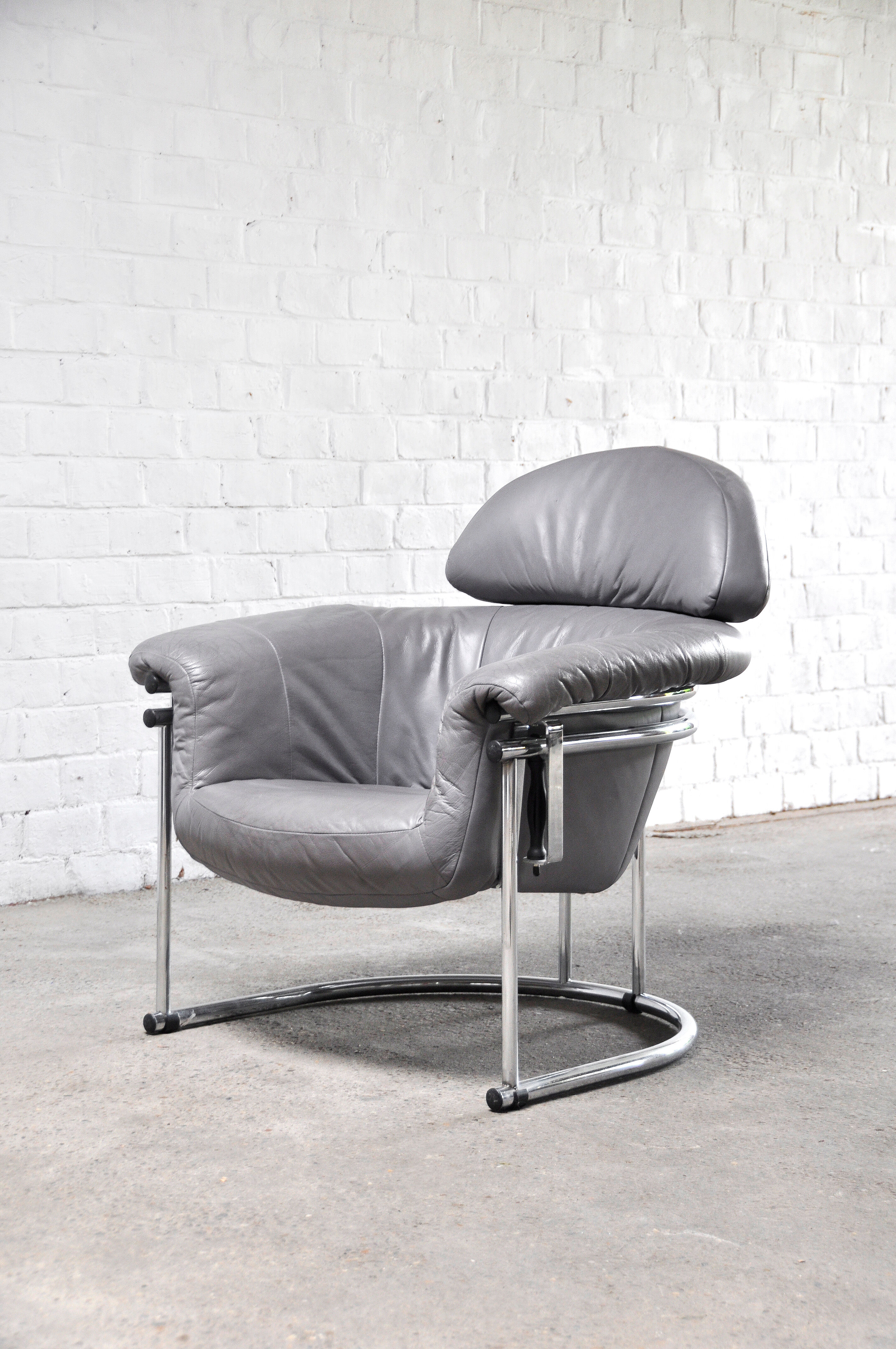Fauteuil en cuir avec cadre tubulaire chromé, années 1980