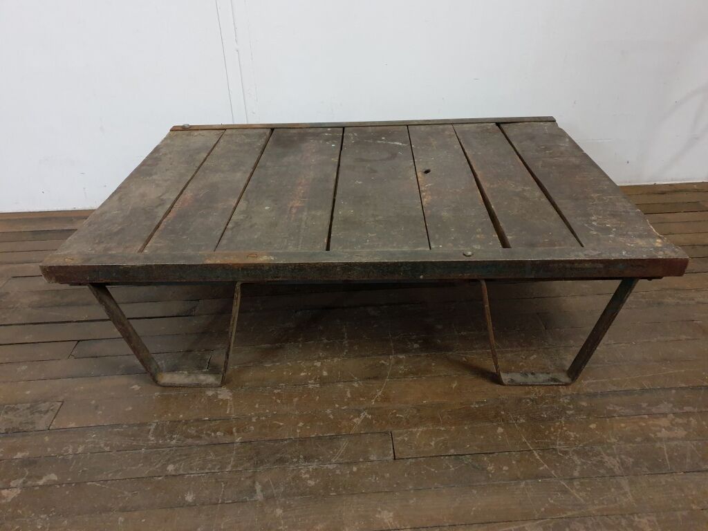Industrial plant pallet coffee table