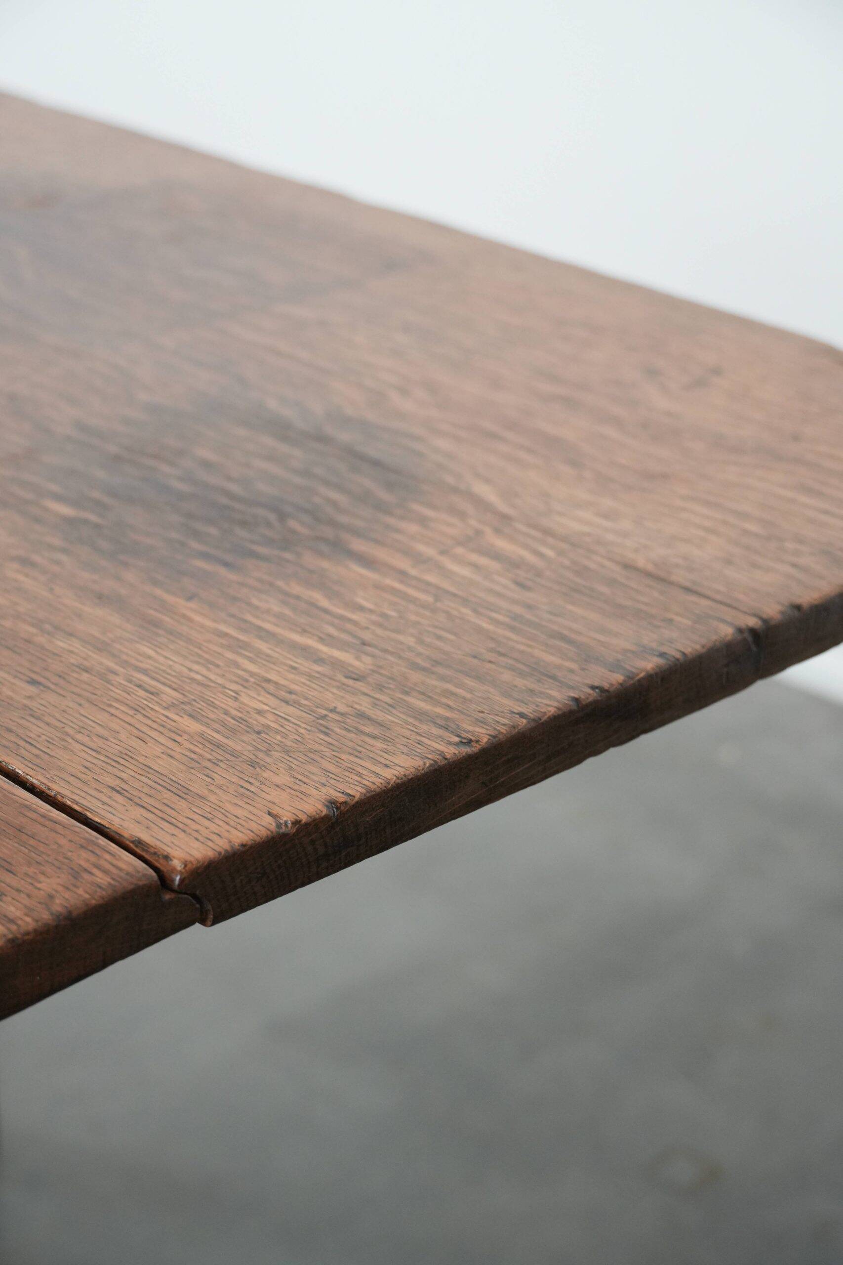 Charming antique English drop-leaf dining table made of oak from the late 19th century