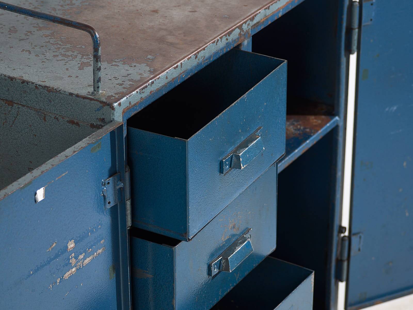 Armoire de style industriel à patine bleue (c.1950)
