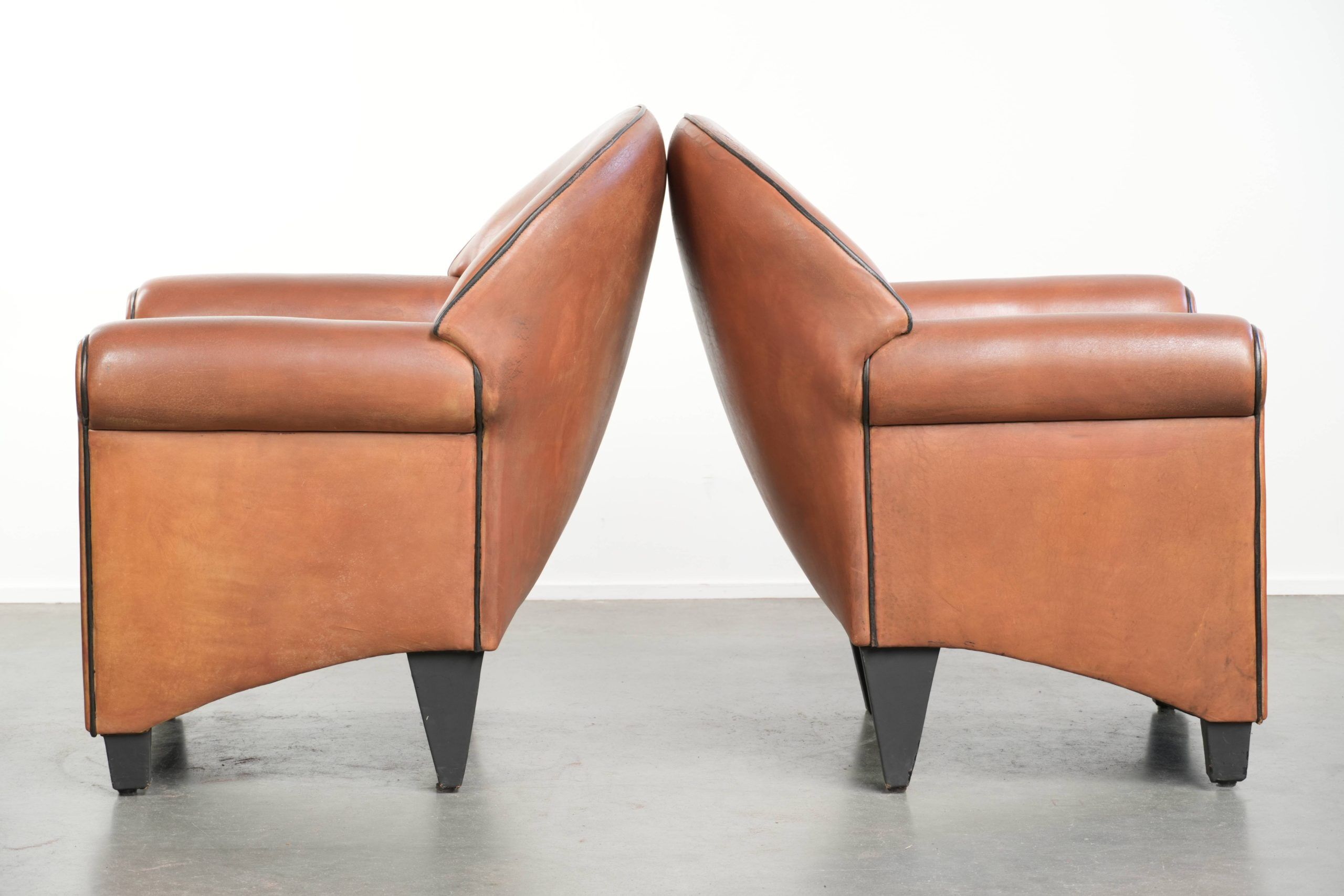 Ensemble de deux fauteuils design de Bart van Bekhoven en cuir de mouton.