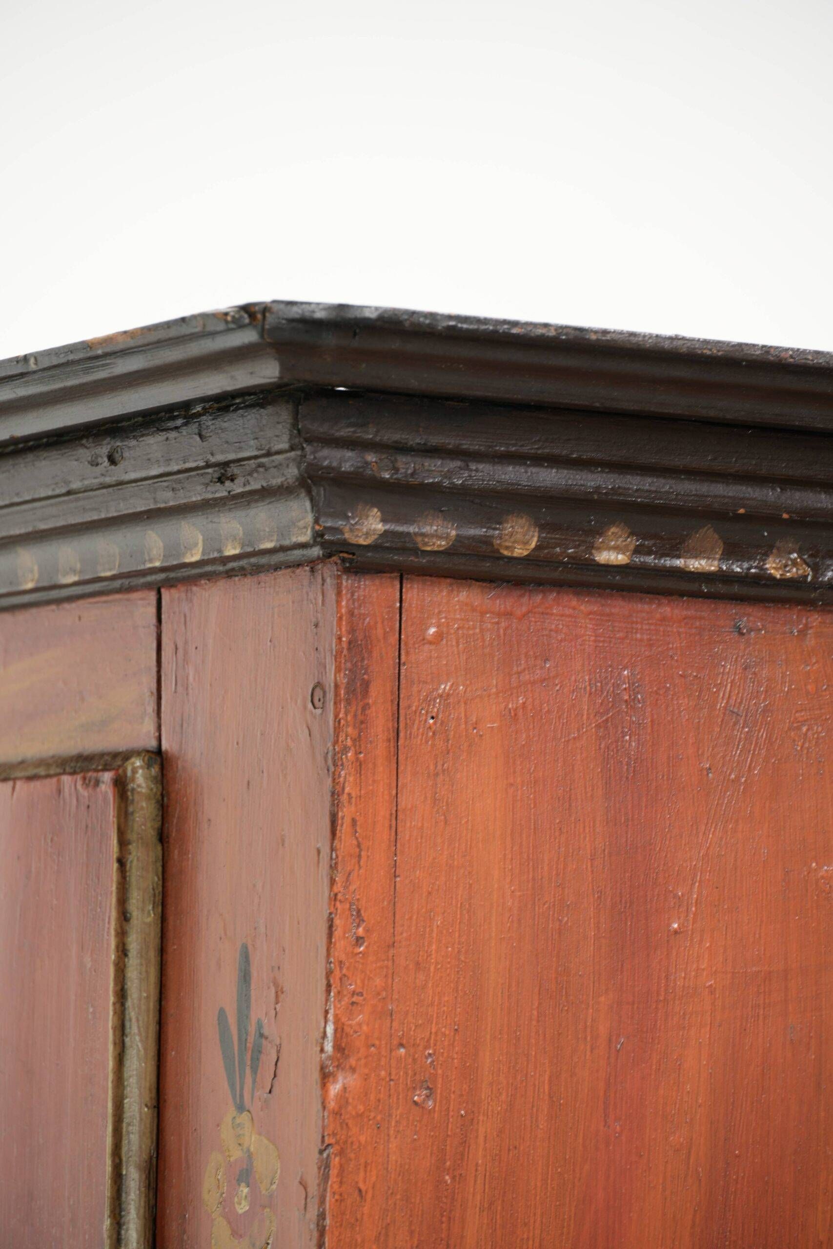 Cabinet de mariée autrichien ancien peint à la main avec une belle patine