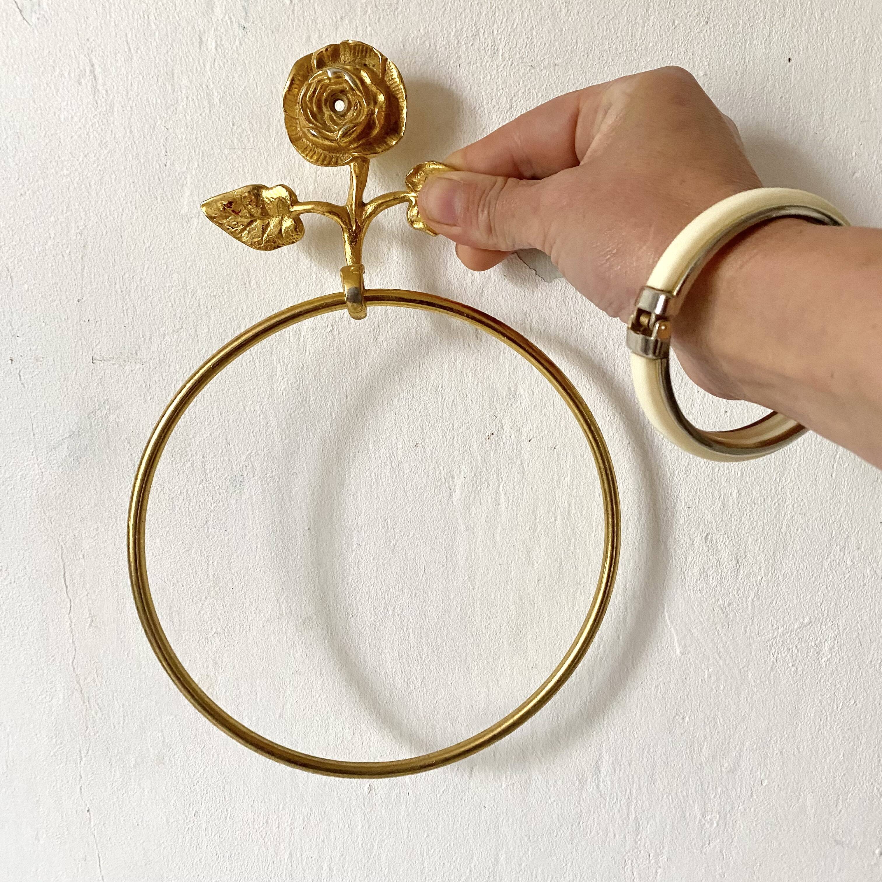 Gold ring towel holder, pink metal