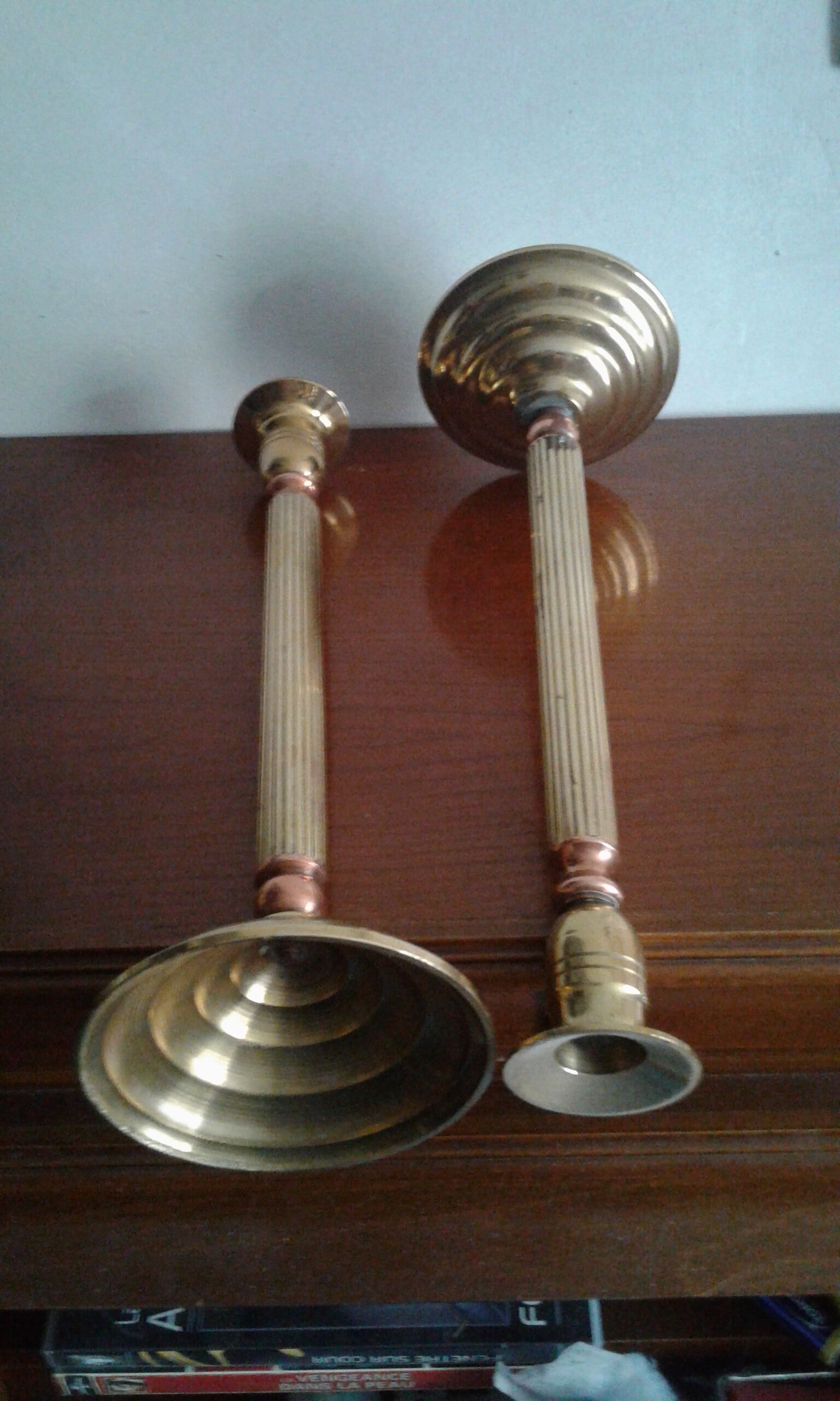 Pair of b-shaped brass legs in the shape of a column