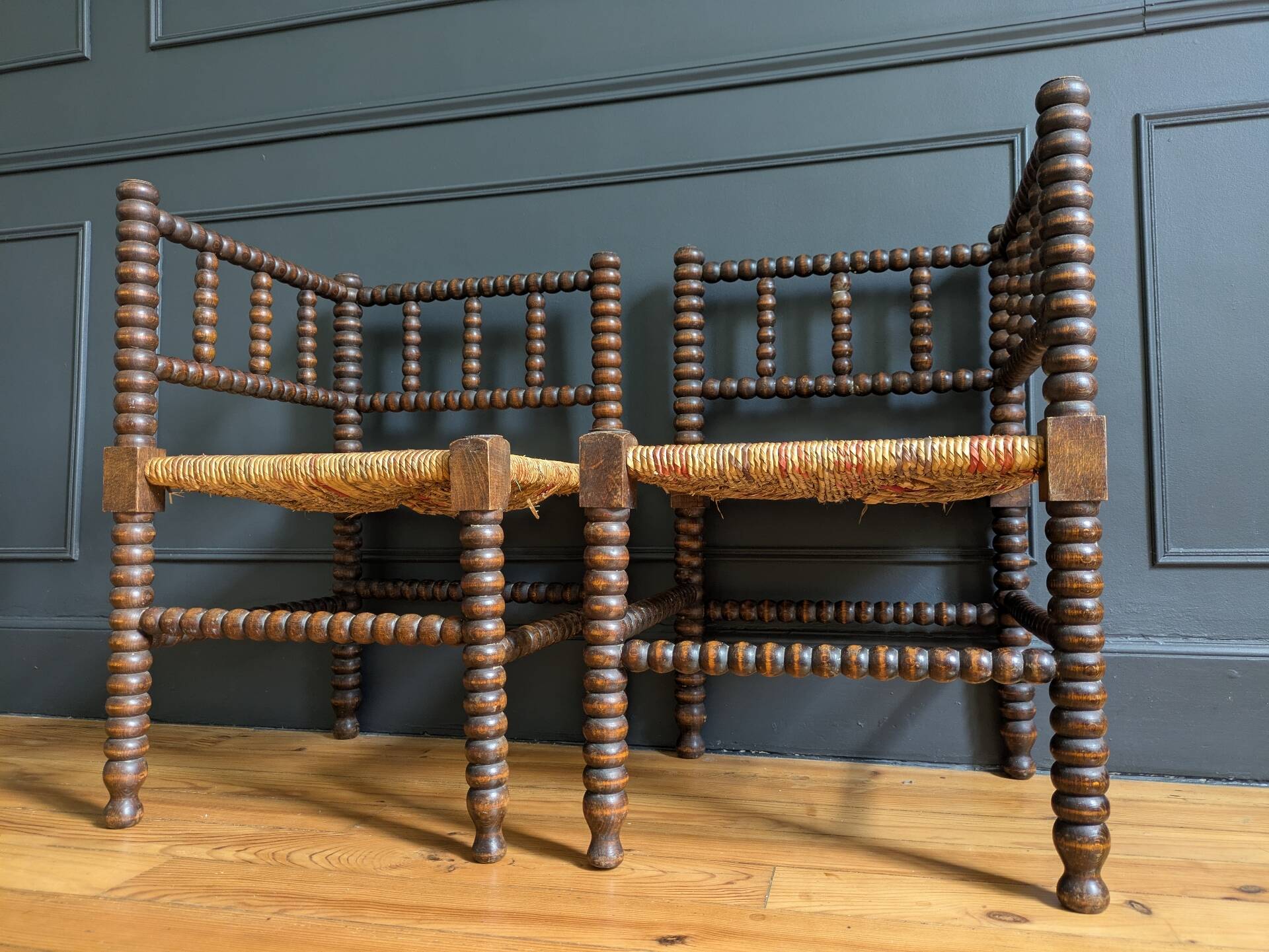 Paire de fauteuils anciens dits "Bobine"