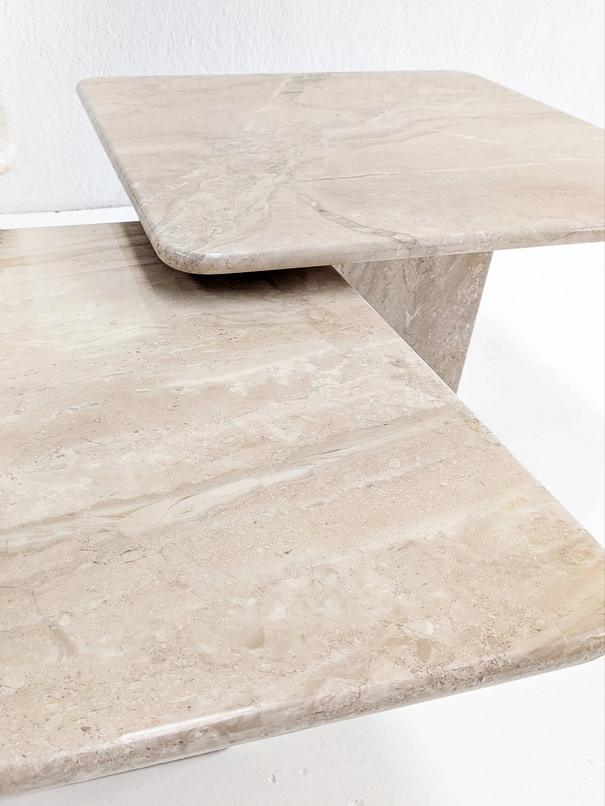 Ensemble de 3 tables gigognes en marbre Corallo beige, années 1970