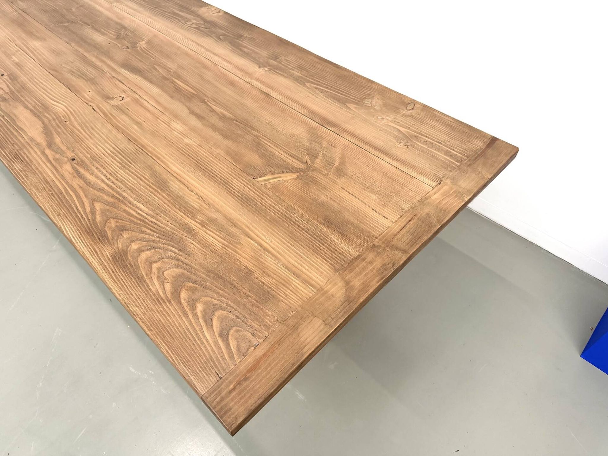 Refectory table in solid pine and beech, with X-shaped legs.