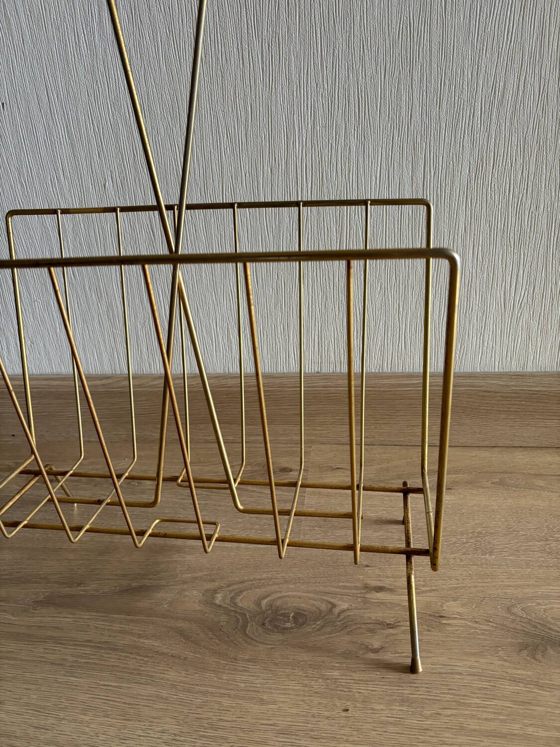 Magazine rack in gold metal and bamboo from the 60s