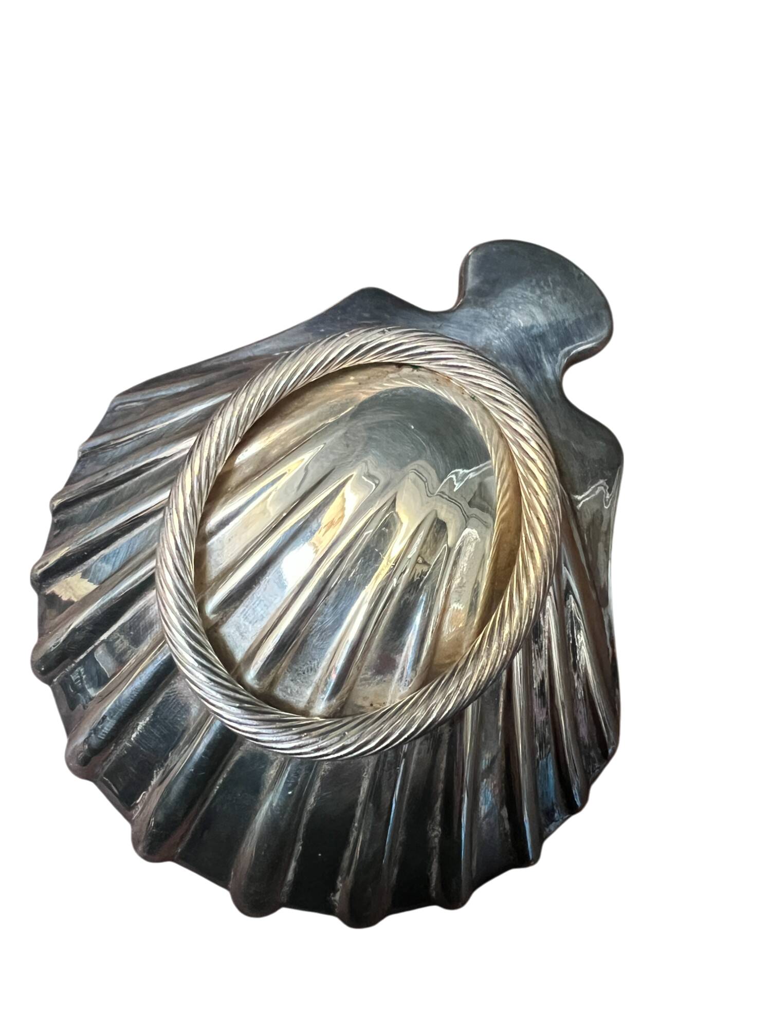 Set of two metal pocket emptiers, scallop shape