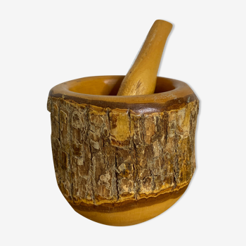 Mortar and pestle in brut wood