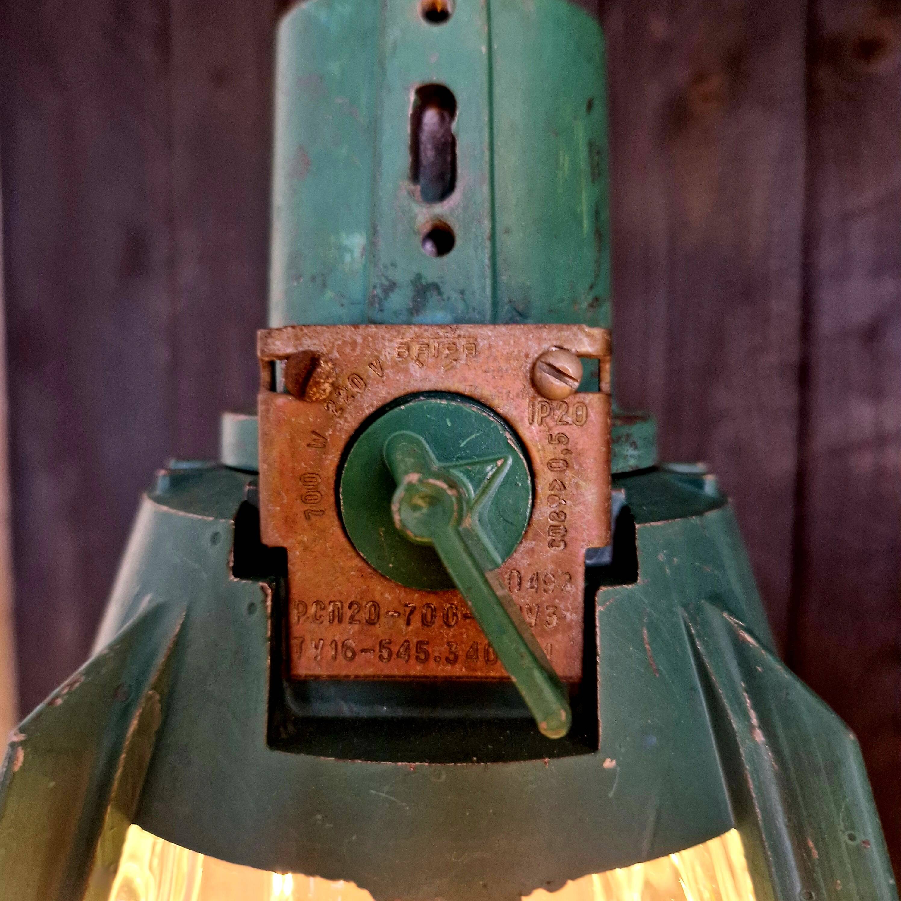 „Alma“ ukrainische Industrie Lampe Grün / Schwarz