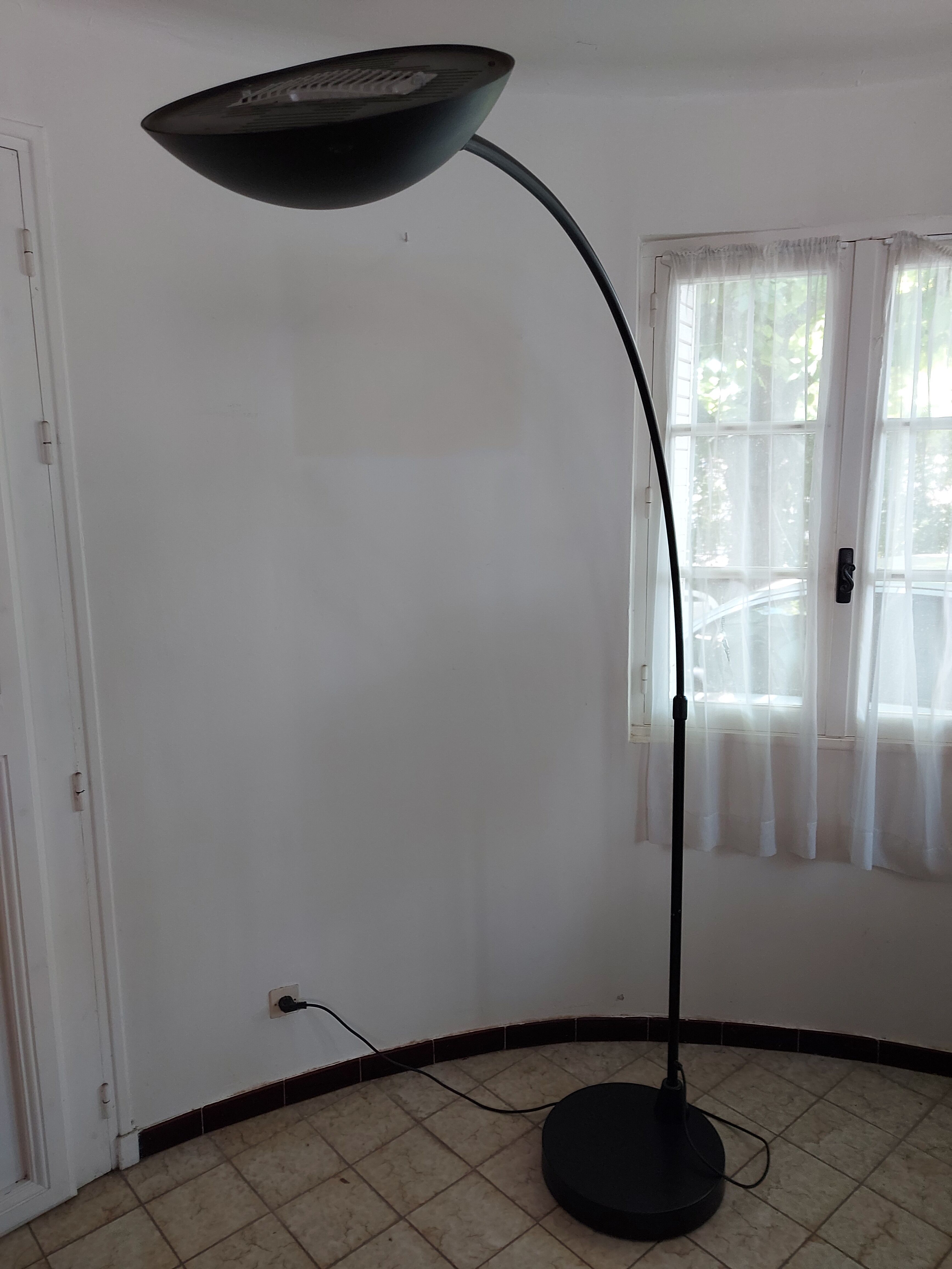 Lampadaire noir arqué Leonardo Marelli pour Estiluz vintage 1980'S