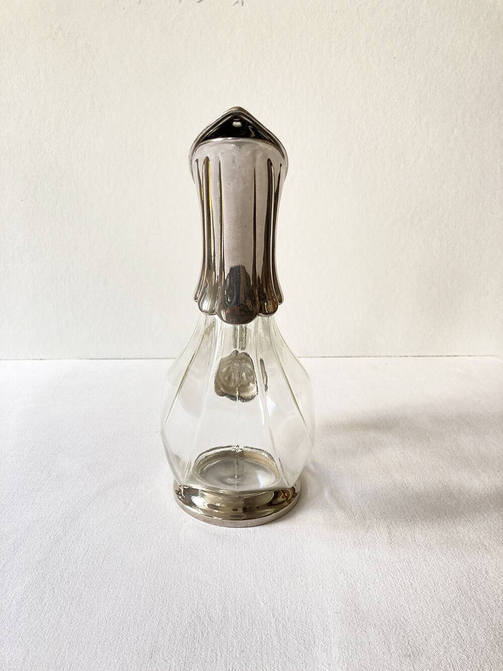 Ewer, decanter in silver-plated metal and glass