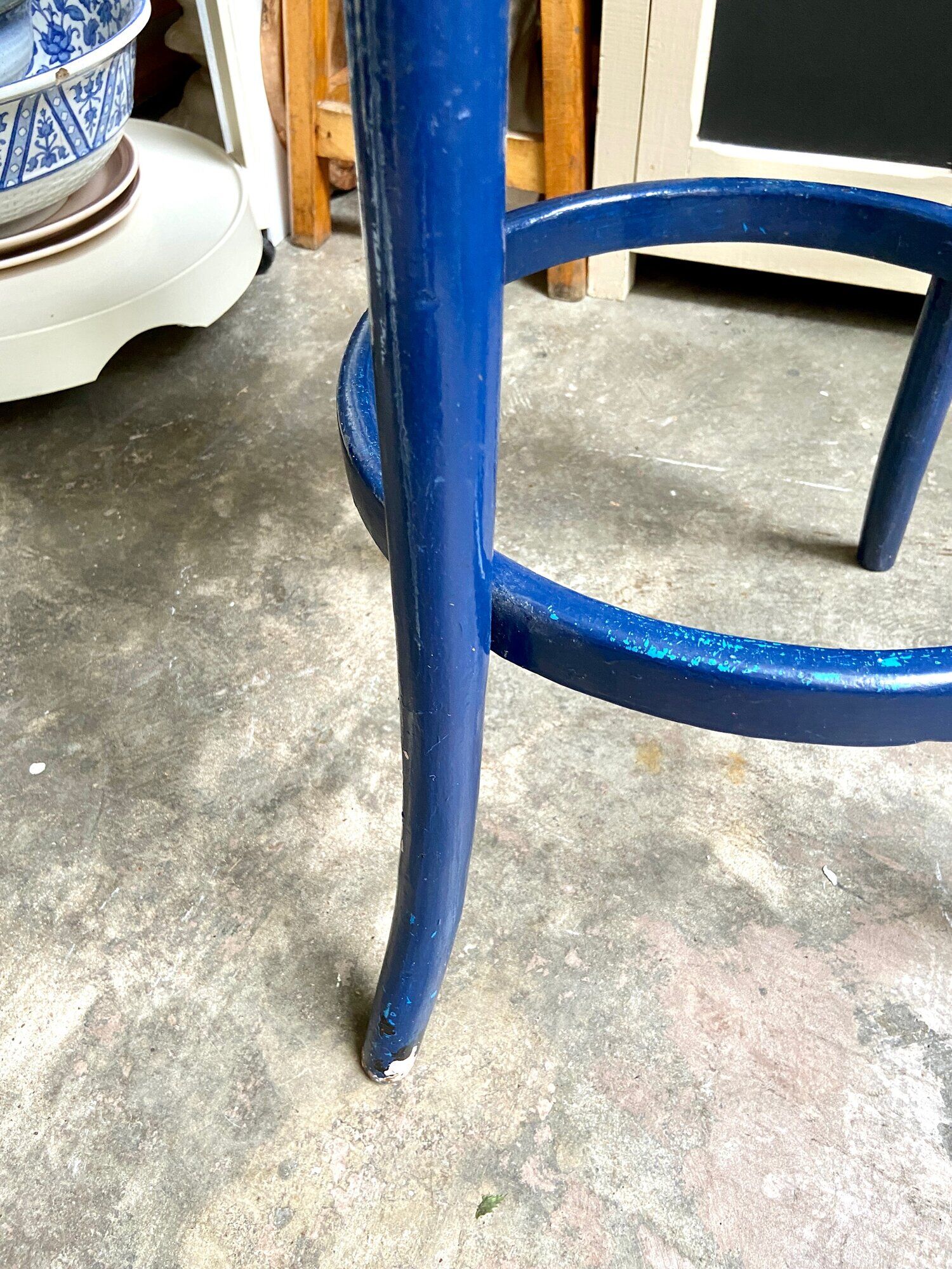 Sea stool in navy blue arched beech