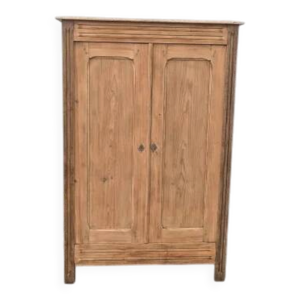 Armoire en bois naturel