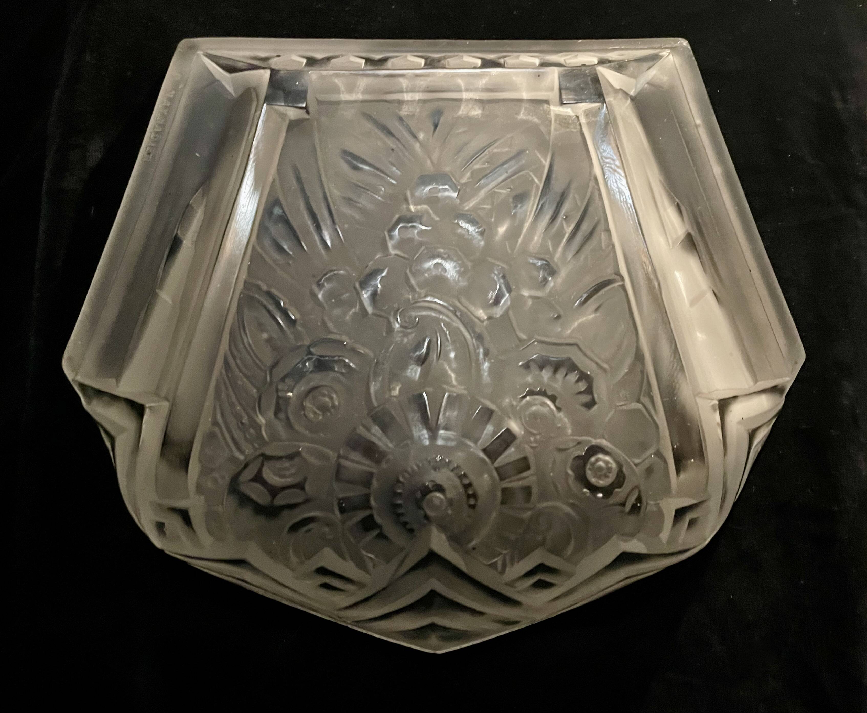 Art Deco wall light, signed "P. Maynadier", 1930s.