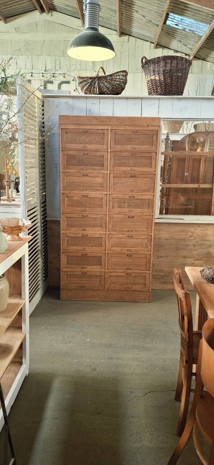 Trade cabinet with flaps