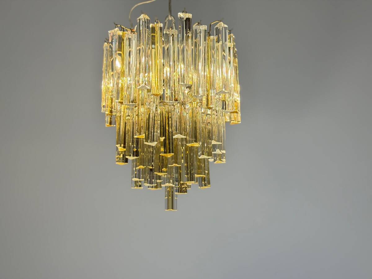 Venetian chandelier in colourless and gold Murano glass, Venini Triedi model, circa 1960.