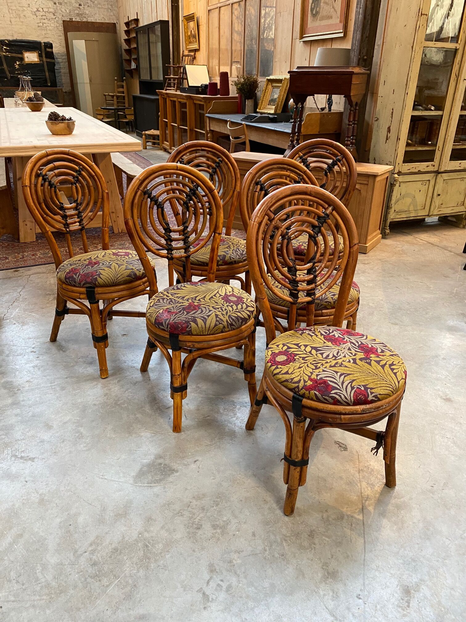 Suite de 12 chaises vintages
