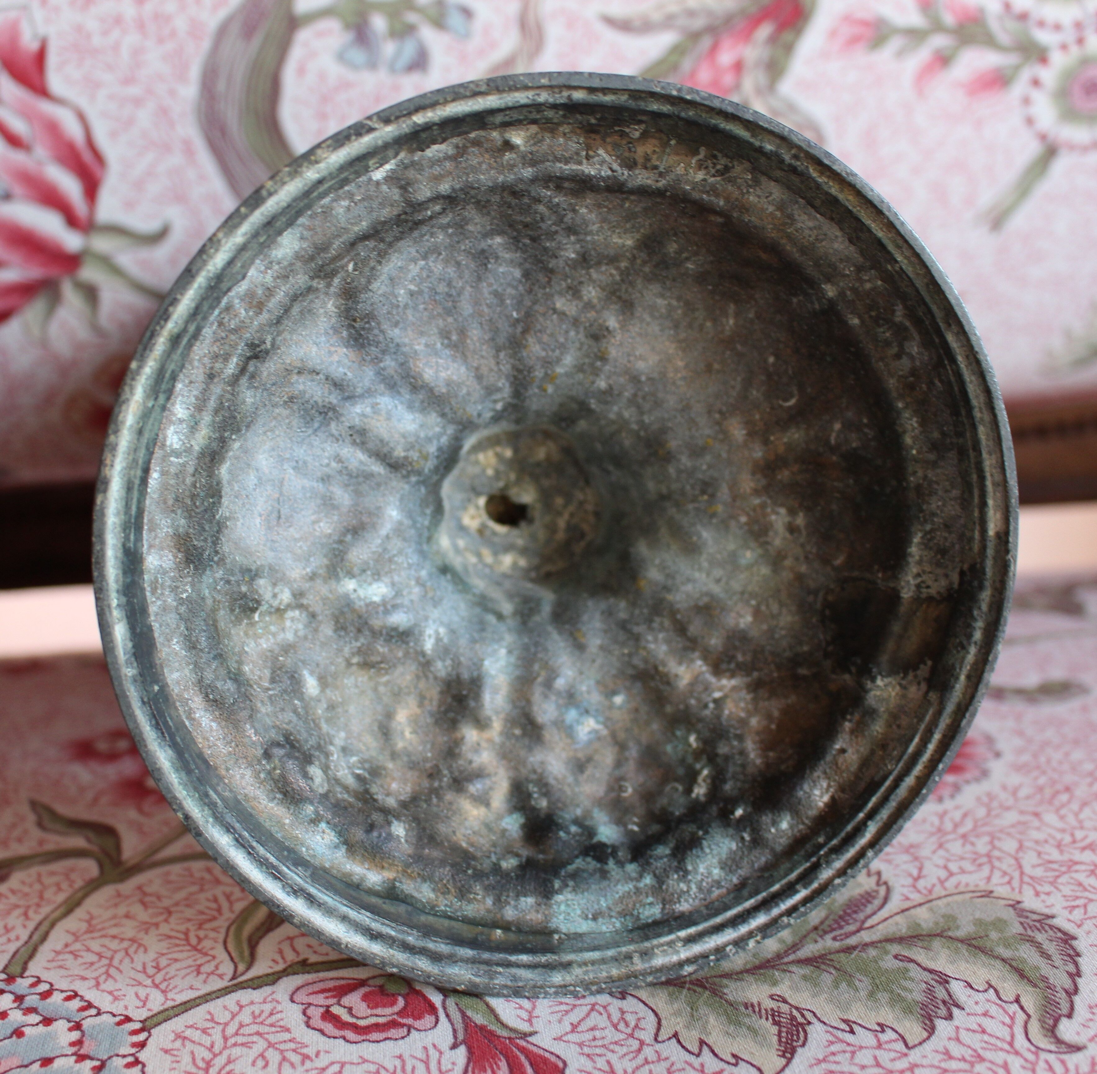 "Art Nouveau" style standing cut in regulation