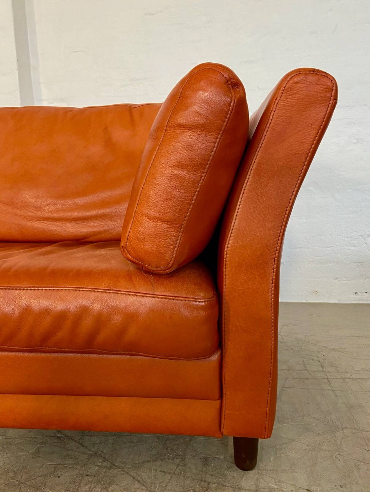 Canapé en cuir cognac vintage rétro pour 3 personnes danois