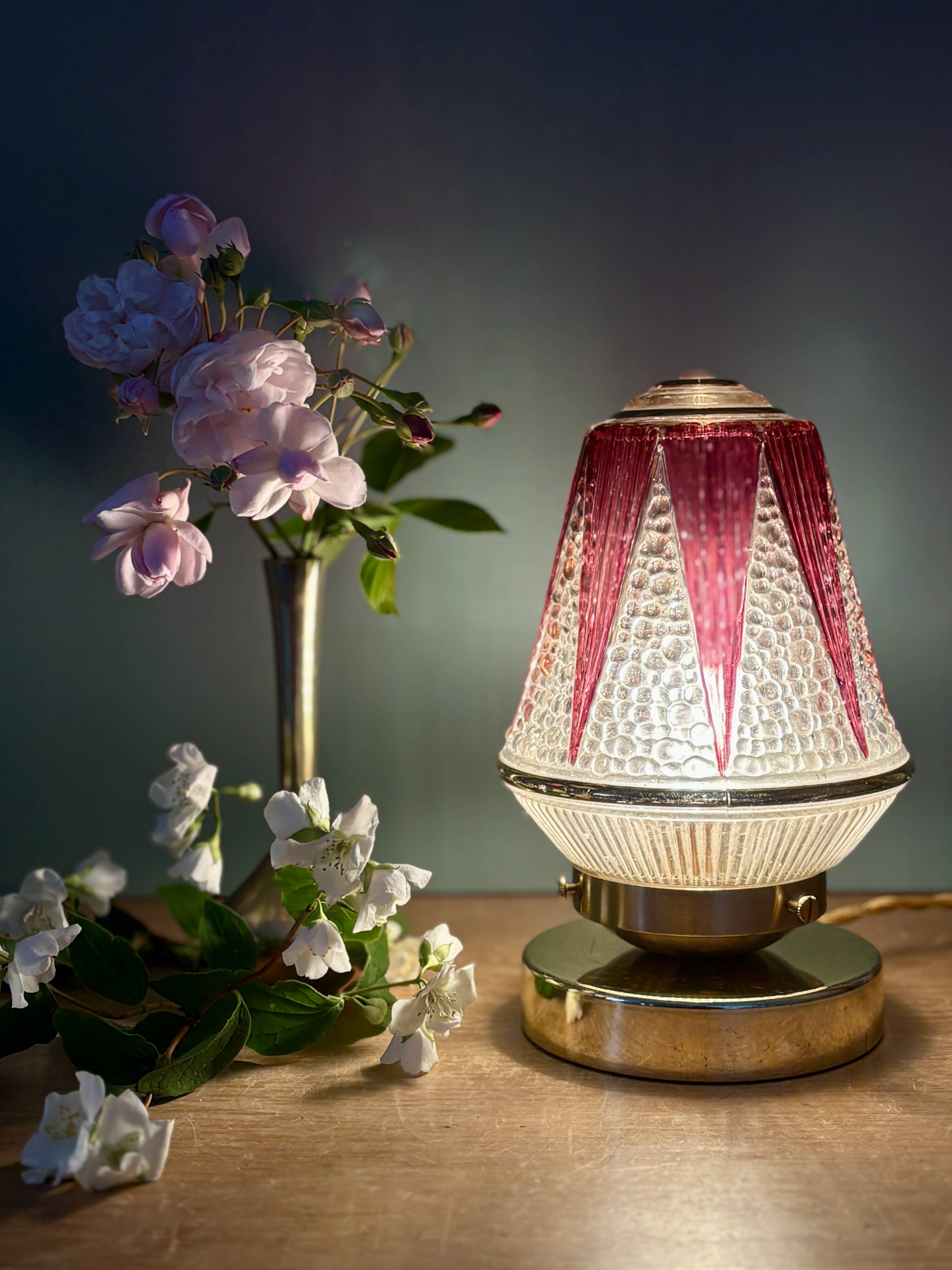 Vintage Art Deco globe table lamp in transparent and purple glass.