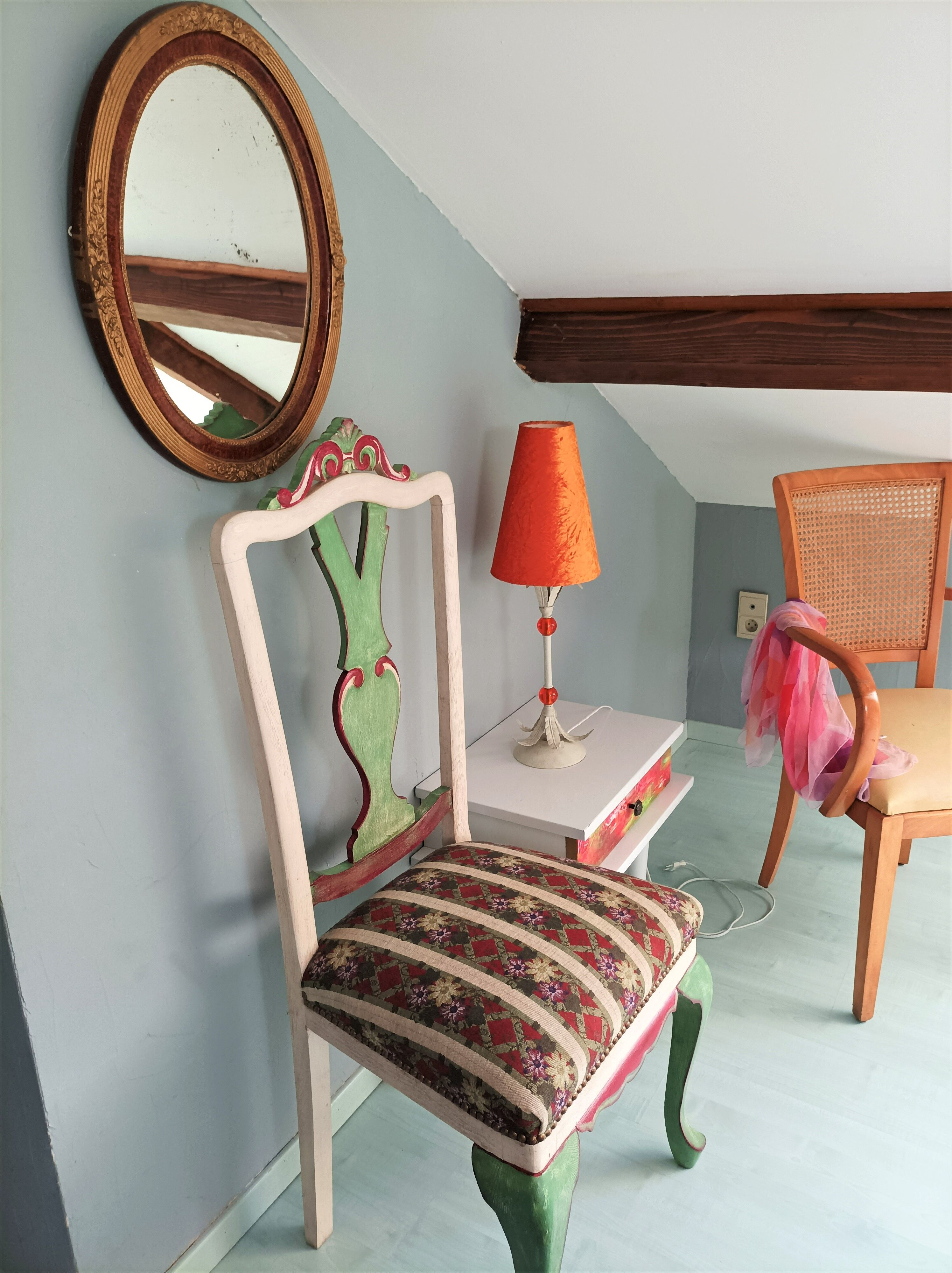 Chair with lyre backrest