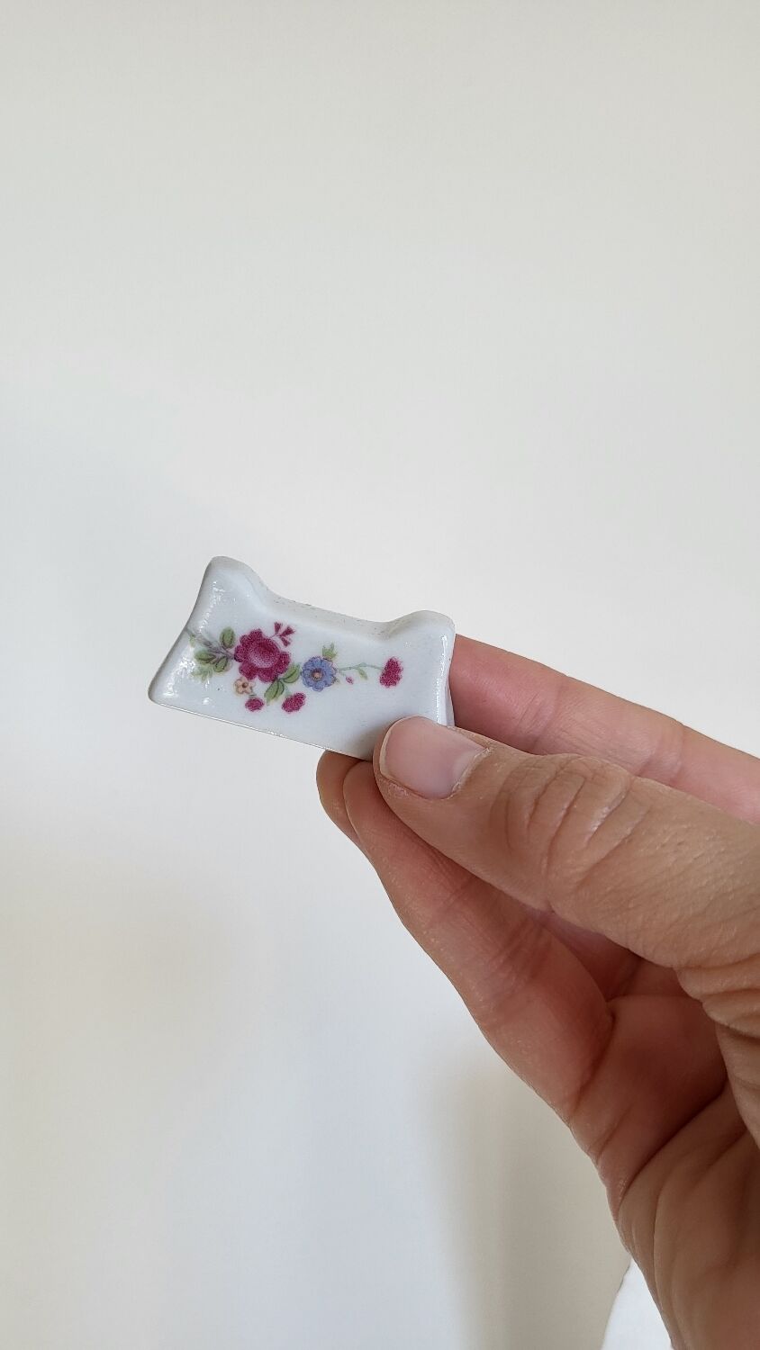 Set of 12 porcelain knife holders with flowers