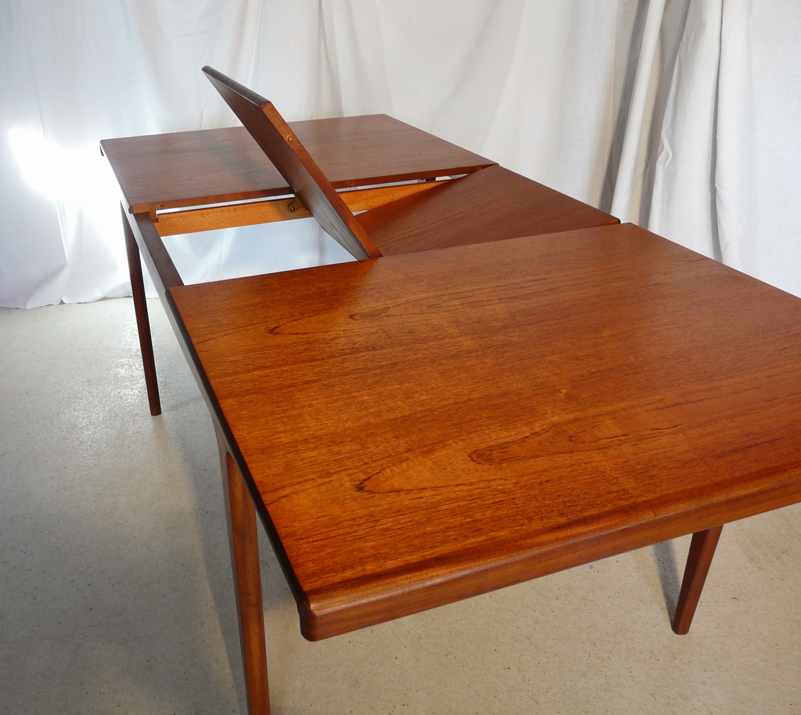 Table expandable teak Younger and four chairs