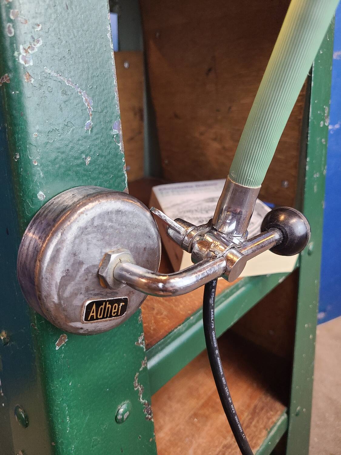 Articulated workshop lamp, magnetic adhesive